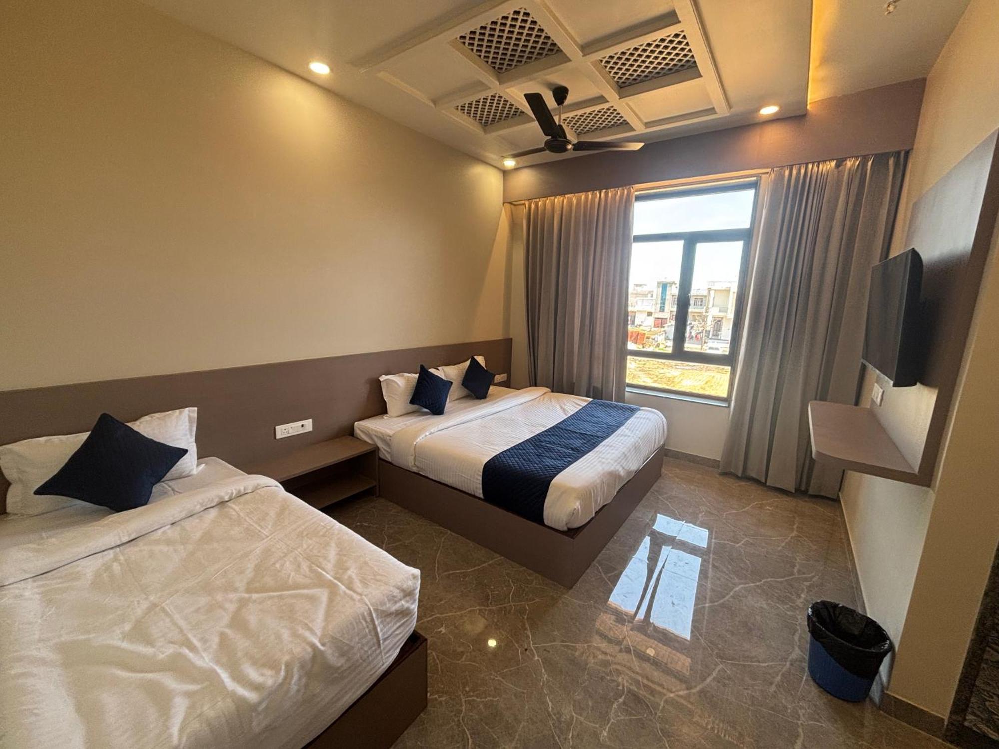 Hotel Sisodiya Palace Khātu Екстериор снимка