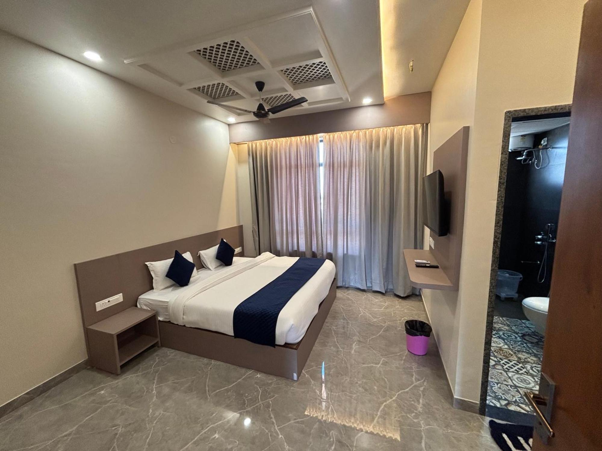 Hotel Sisodiya Palace Khātu Екстериор снимка