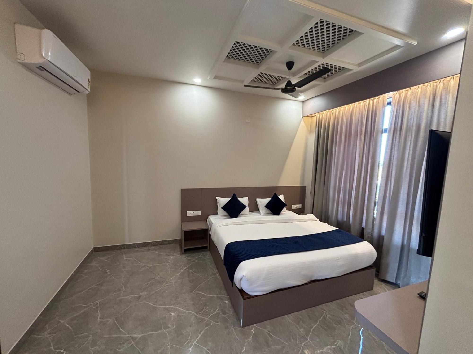 Hotel Sisodiya Palace Khātu Екстериор снимка