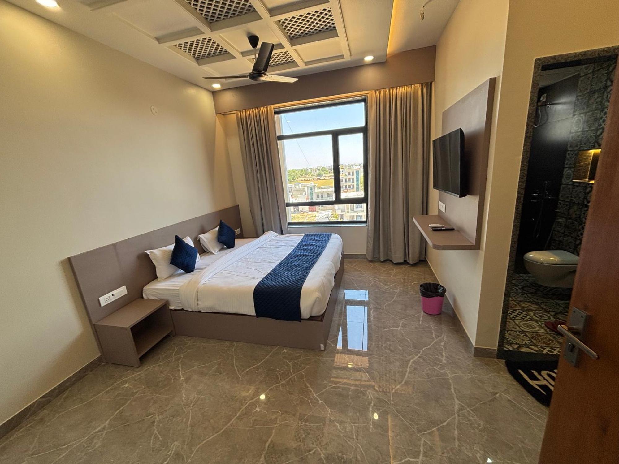 Hotel Sisodiya Palace Khātu Екстериор снимка