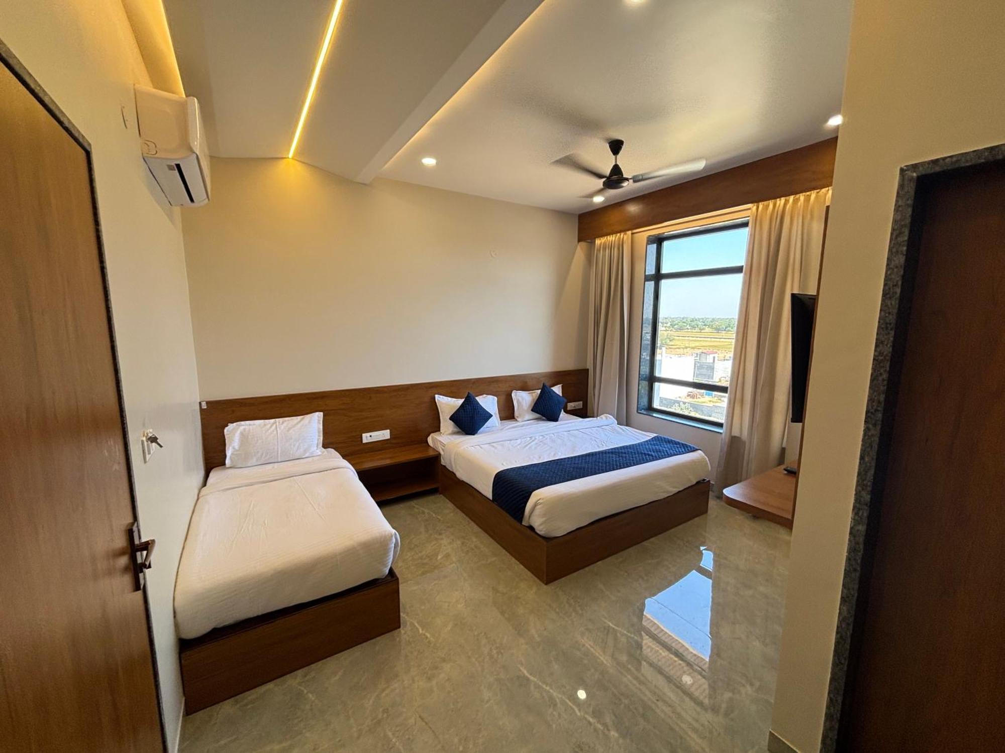 Hotel Sisodiya Palace Khātu Екстериор снимка