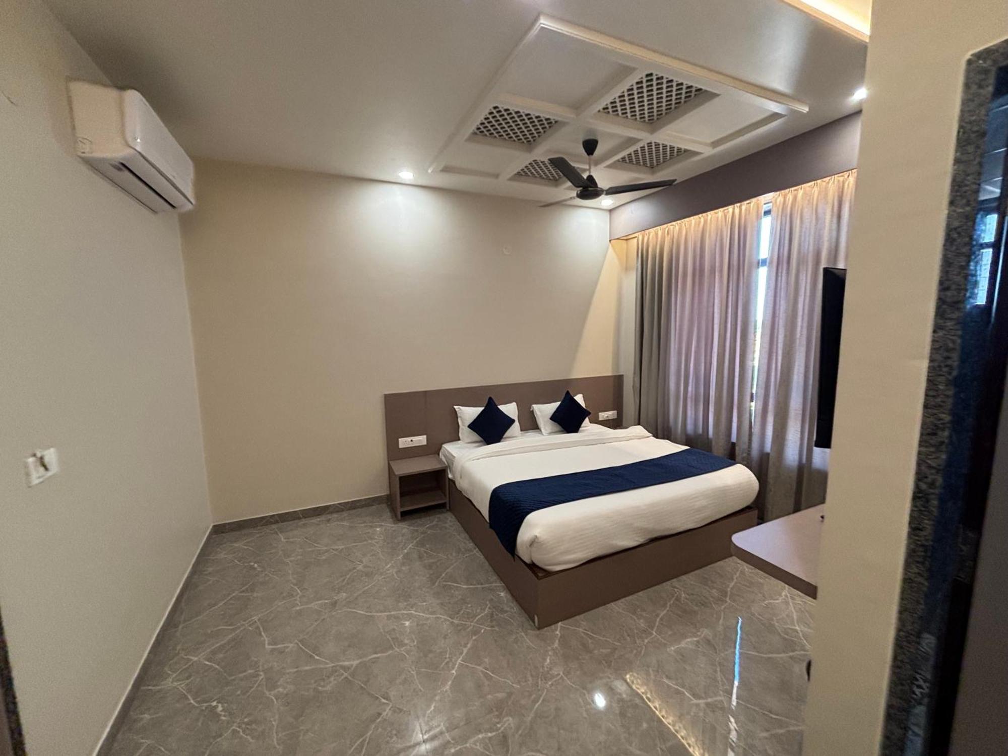 Hotel Sisodiya Palace Khātu Екстериор снимка