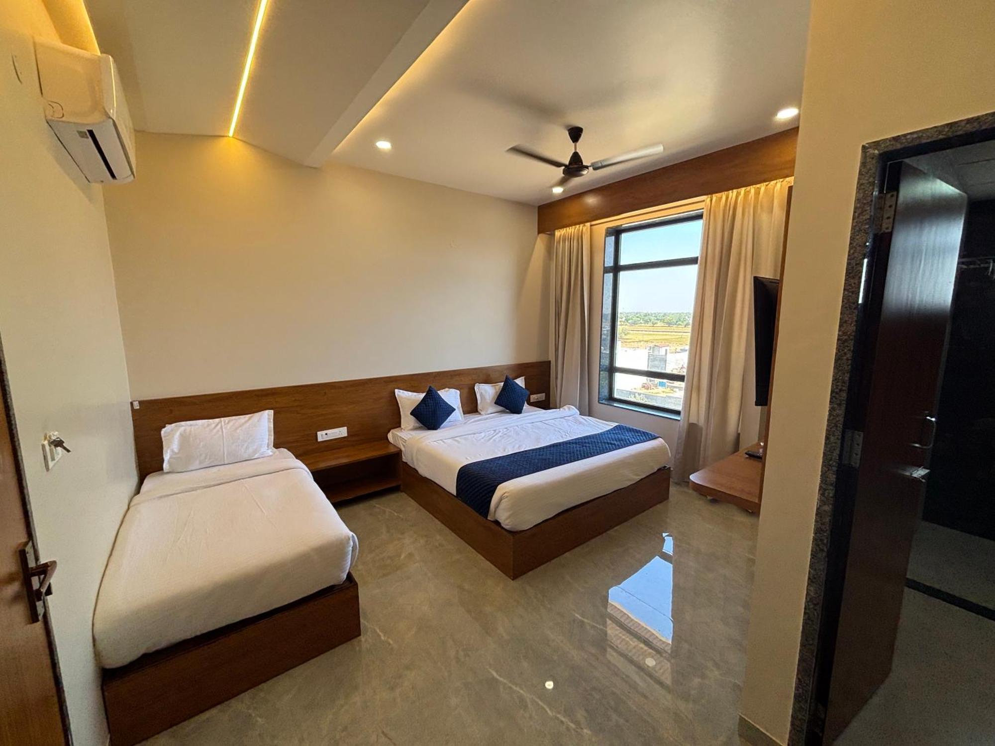 Hotel Sisodiya Palace Khātu Екстериор снимка