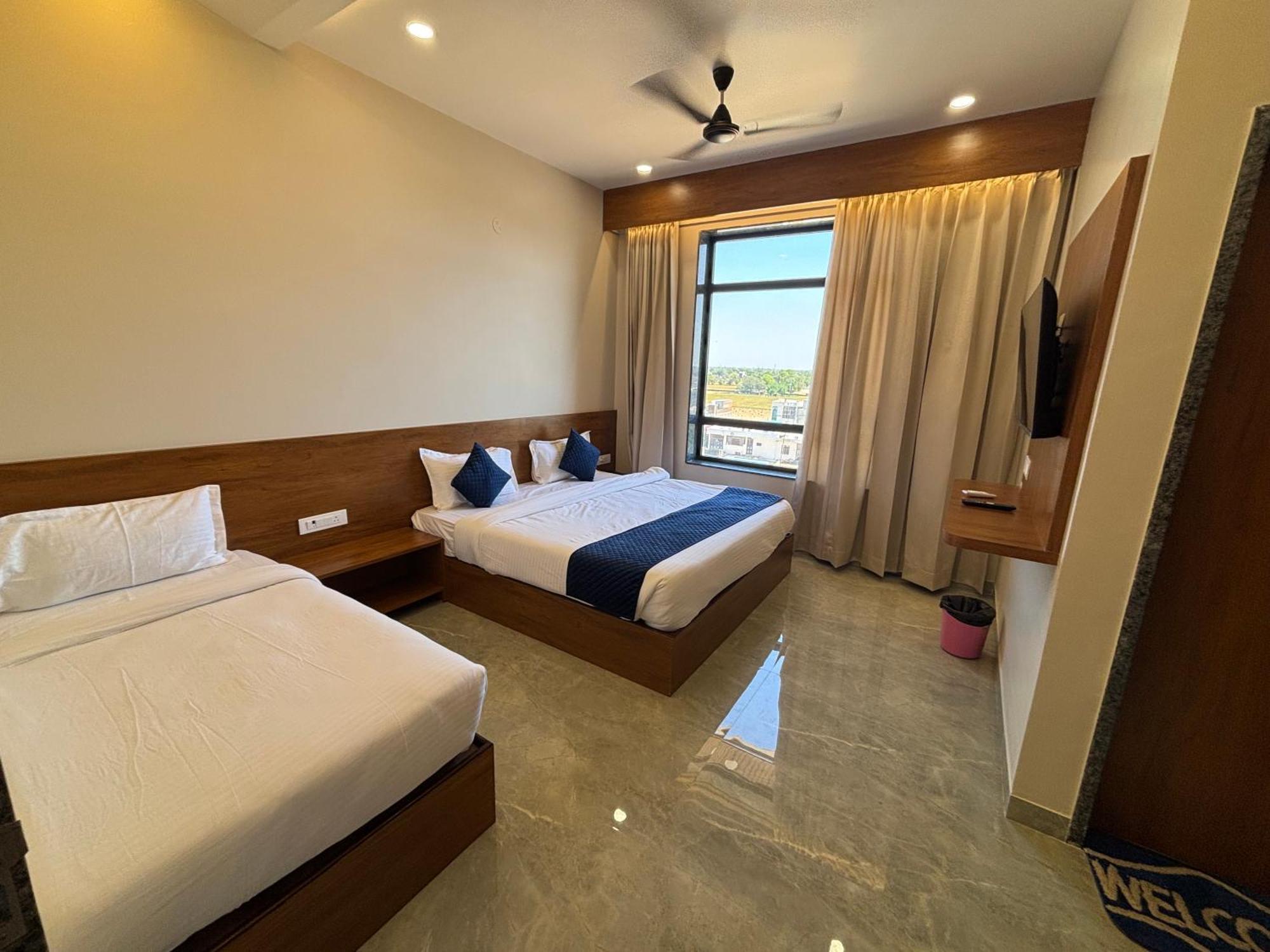 Hotel Sisodiya Palace Khātu Екстериор снимка